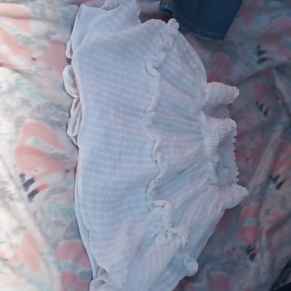Kendall+Kylie ruffled flowly skirt whiye